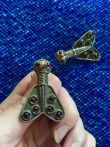 BROCHE FRANQUE - MÉROVINGIENNE, bronze avec grenat en forme de Cigale, 5e siècle
