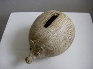 HEDGEHOG, CERAMIC MONEYBOX - TRADITIONAL CZECH CERAMICS{% if kategorie.adresa_nazvy[0] != zbozi.kategorie.nazev %} - CERAMICS, GLASS{% endif %}