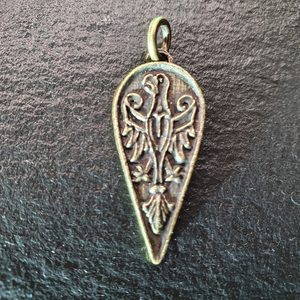 EAGLE ON ALMOND SHIELD, ZINC 3CM - ANT.BRASS - MIDDLE AGES, OTHER PENDANTS{% if kategorie.adresa_nazvy[0] != zbozi.kategorie.nazev %} - JEWELLERY - BRONZE, ZINC{% endif %}