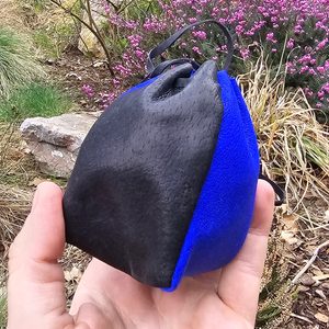 POCHETTE EN CUIR - INDIGO - AUMÔNIÈRES, SACS ET BOURSES{% if kategorie.adresa_nazvy[0] != zbozi.kategorie.nazev %} - CUIR : PRODUITS ET OUTILS{% endif %}