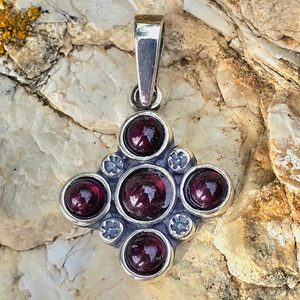 PRAGA, medieval pendant with garnets, silver 925/1000