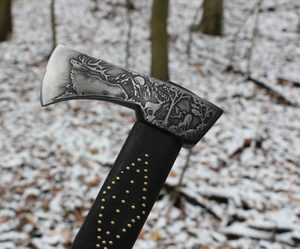 CARPATHIAN VALASKA TRADITIONAL FORGED AXE - ETCHED WITH WOLF AND DEER - AXES, POLEWEAPONS{% if kategorie.adresa_nazvy[0] != zbozi.kategorie.nazev %} - WEAPONS - SWORDS, AXES, KNIVES{% endif %}