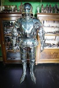 CUSTOM SUIT OF ARMOUR WITH SALLET, POLISHED, 1.5 MM - SUITS OF ARMOUR{% if kategorie.adresa_nazvy[0] != zbozi.kategorie.nazev %} - ARMOUR HELMETS, SHIELDS{% endif %}