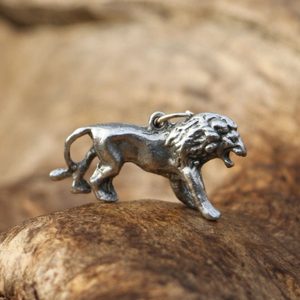 LION, PENDENTIF - BIJOUX ANIMALIERS{% if kategorie.adresa_nazvy[0] != zbozi.kategorie.nazev %} - BIJOUTERIE{% endif %}