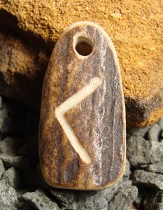 KAUNAN, pendentif rune en bois de cerf