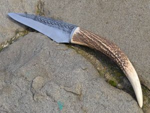 FIANNA, HAND FORGED KNIFE, DEER ANTLER - KNIVES{% if kategorie.adresa_nazvy[0] != zbozi.kategorie.nazev %} - WEAPONS - SWORDS, AXES, KNIVES{% endif %}