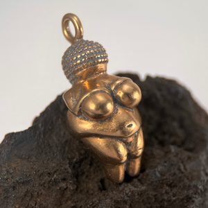 Vénus de Willendorf, pendentif, bronze
