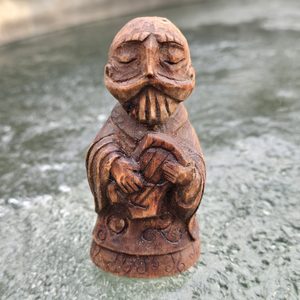 Irish bard Daoine Sí, carved statue