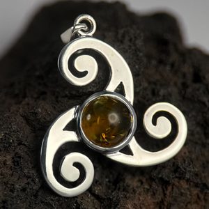 Triskel celtique, pendentif, ambre, argent 925/1000