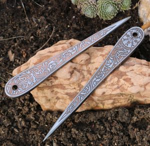VENGEANCE BRONZE EDITION ETCHED THROWING KNIFE WITH VEGVÍSIR - 1 PIECE - PREISNACHLASS{% if kategorie.adresa_nazvy[0] != zbozi.kategorie.nazev %} - PREISNACHLASS{% endif %}
