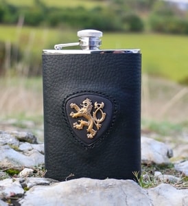 HIP FLASK, LION, KINGDOM OF BOHEMIA - BOTTLES, HIP FLASKS{% if kategorie.adresa_nazvy[0] != zbozi.kategorie.nazev %} - LEATHER PRODUCTS{% endif %}