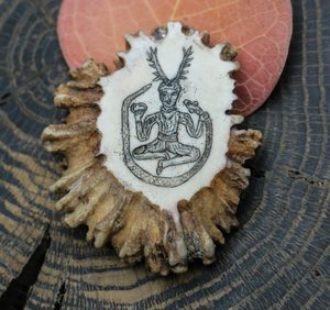 CERNUNNOS, PENDENTIF EN BOIS DE CERF GRAVÉ - INSPIRATION CELTIQUE{% if kategorie.adresa_nazvy[0] != zbozi.kategorie.nazev %} - BIJOUTERIE{% endif %}