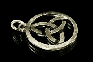 Triquetra, pendentif celtique forgée