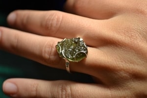 SILVER RING, RAW MOLDAVITE, AG 925 - MOLDAVITE{% if kategorie.adresa_nazvy[0] != zbozi.kategorie.nazev %} - SILBER SCHMUCKSTÜCKE{% endif %}