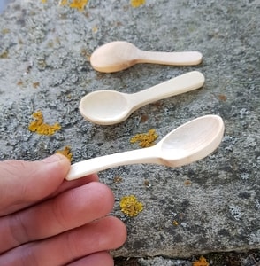 CARVED WOODEN SPOON, MINI - DISHES, SPOONS, COOPERAGE{% if kategorie.adresa_nazvy[0] != zbozi.kategorie.nazev %} - WOOD{% endif %}