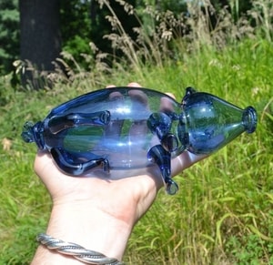 BOAR FROM BLUE GLASS, FINLAND, ABOUT YEAR 1700 - REPLIKEN HISTORISCHER GLAS{% if kategorie.adresa_nazvy[0] != zbozi.kategorie.nazev %} - KERAMIK{% endif %}