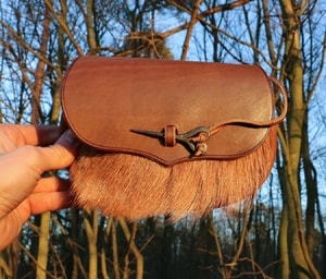 BELT BAG WITH BOAR FUR AND FORGED NEEDLE - BAGS, SPORRANS{% if kategorie.adresa_nazvy[0] != zbozi.kategorie.nazev %} - LEATHER PRODUCTS{% endif %}