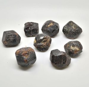 GARNET, ALMANDINE, ROUGH STONE - DEKORATIVE MINERALIEN UND STEINE{% if kategorie.adresa_nazvy[0] != zbozi.kategorie.nazev %} - MOLDAVITE, MINERALIEN, FOSSILIEN{% endif %}