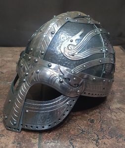 VENDEL, UN LUXUEUX CASQUE VIKING - CASQUES VIKINGS ET À NASALE{% if kategorie.adresa_nazvy[0] != zbozi.kategorie.nazev %} - ARMURES ET BOUCLIERS{% endif %}