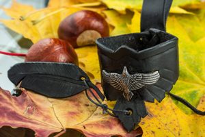 CORVUS, LEATHER HORN HOLDER - DRINKING HORNS{% if kategorie.adresa_nazvy[0] != zbozi.kategorie.nazev %} - HORN PRODUCTS{% endif %}