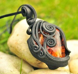 FEUER - ANHÄNGER - GLAS - SCHMUCK MIT STEINEN{% if kategorie.adresa_nazvy[0] != zbozi.kategorie.nazev %} - SCHMUCKSTÜCKE{% endif %}