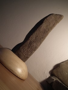 MENHIR, ENGRAVED STONE - GARTENDEKO{% if kategorie.adresa_nazvy[0] != zbozi.kategorie.nazev %} - SKULPTURE, GARDEN DECOR{% endif %}