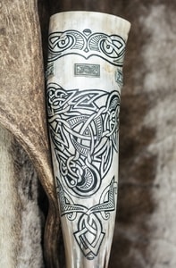 VENDEL, CARVED DRINKING HORN DE LUXE - DRINKING HORNS{% if kategorie.adresa_nazvy[0] != zbozi.kategorie.nazev %} - HORN PRODUCTS{% endif %}