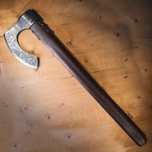 CONNOR LUXURY ETCHED AXE - HALLEBARDES, HACHES, MASSES{% if kategorie.adresa_nazvy[0] != zbozi.kategorie.nazev %} - ARMURERIE: LES ARMES{% endif %}