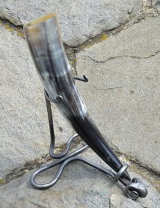 RAM, FORGED STAND FOR A DRINKING HORN - DRINKING HORNS{% if kategorie.adresa_nazvy[0] != zbozi.kategorie.nazev %} - HORN PRODUCTS{% endif %}