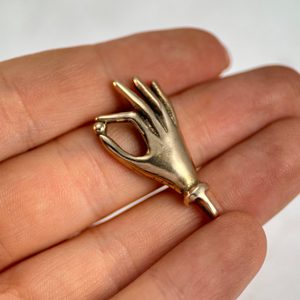 MAIN AVEC BOULE, amulette romaine, Limes Romanus, bronze