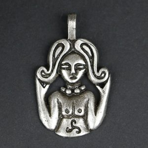 DÉESSE CELTIQUE, PENDENTIF EN ZINC - TOUS LES PENDENTIFS, NOTRE PRODUCTION{% if kategorie.adresa_nazvy[0] != zbozi.kategorie.nazev %} - BIJOUTERIE{% endif %}