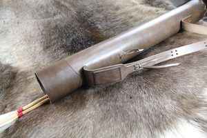 LEATHER QUIVER - ARROWS - ARCHERY - MEDIEVAL QUIVER - INDIAN QUIVER - WHOLESALE - LES ACCESSOIRES DE TIR{% if kategorie.adresa_nazvy[0] != zbozi.kategorie.nazev %} - ARMURERIE: LES ARMES{% endif %}