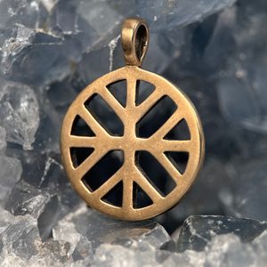 SONNENKREUZ und HEILIGER BAUM, Anhänger aus Bronze