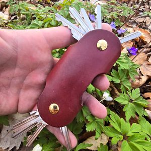 FLEUR DE LIS - LEATHER KEYRING with screws, blue