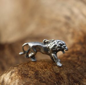 Lion, pendant