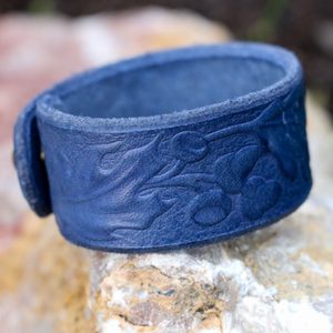 EICHENBLÄTTER, LEDERARMBAND - BLAU - LEDERARMBÄNDER{% if kategorie.adresa_nazvy[0] != zbozi.kategorie.nazev %} - LEDERPRODUKTE{% endif %}