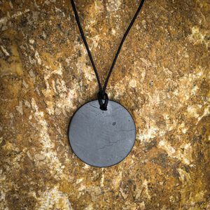 SHUNGITE, COLLIER, RONDE AMULETTE - SHUNGITE{% if kategorie.adresa_nazvy[0] != zbozi.kategorie.nazev %} - MINÉRAUX, FOSSILES{% endif %}