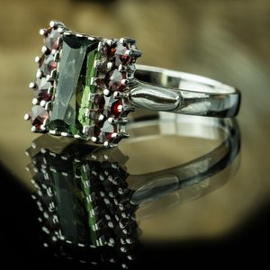 GALINA, RING, CZECH MOLDAVITE, GARNET, STERLING SILVER - MOLDAVITES, CZECH{% if kategorie.adresa_nazvy[0] != zbozi.kategorie.nazev %} - SILVER JEWELLERY{% endif %}