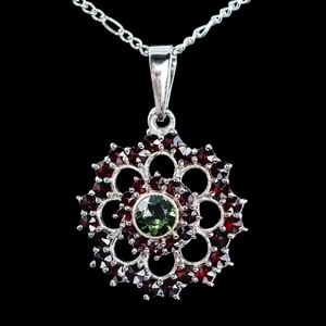 ROSETA, MOLDAVITE, GARNET, SILVER PENDANT - MOLDAVITES, CZECH{% if kategorie.adresa_nazvy[0] != zbozi.kategorie.nazev %} - SILVER JEWELLERY{% endif %}