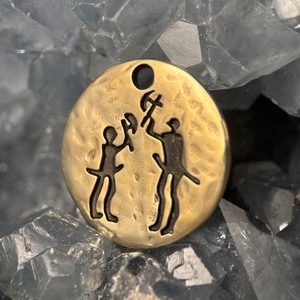 Axtmänner, Kriegeramulett, Felsgravur Tanum, Schweden, Messing
