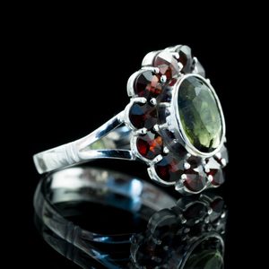 VELNA - MOLDAVITE, GARNET, SILVER RING - MOLDAVITES, CZECH{% if kategorie.adresa_nazvy[0] != zbozi.kategorie.nazev %} - SILVER JEWELLERY{% endif %}