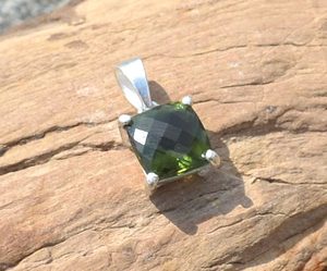 VERITAS, CZECH MOLDAVITE, PENDANT, STERLING SILVER - MOLDAVIT{% if kategorie.adresa_nazvy[0] != zbozi.kategorie.nazev %} - MOLDAVITE, MINERALIEN, FOSSILIEN{% endif %}