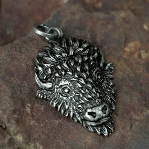 TATANKA BISON - PENDENTIF EN ZINC - BIJOUX ANIMALIERS{% if kategorie.adresa_nazvy[0] != zbozi.kategorie.nazev %} - BIJOUTERIE{% endif %}