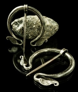 FORGED FIBULA - LEAF, BROOCH PENANNULAR - BROOCHES, JEWELS, FIBULAE{% if kategorie.adresa_nazvy[0] != zbozi.kategorie.nazev %} - SMITHY WORKS, COINS{% endif %}