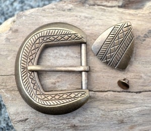 HISTORICAL BELT BUCKLE AND STRAP END, BRASS COLOUR - BELT ACCESSORIES{% if kategorie.adresa_nazvy[0] != zbozi.kategorie.nazev %} - LEDERPRODUKTE{% endif %}