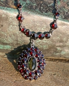 NORA, CZECH MOLDAVITE, GARNET, SILVER PENDANT - MOLDAVITES, CZECH{% if kategorie.adresa_nazvy[0] != zbozi.kategorie.nazev %} - SILVER JEWELLERY{% endif %}