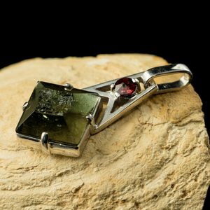 LARISSA, CZECH MOLDAVITE, GARNET, SILVER PENDANT - MOLDAVITES, CZECH{% if kategorie.adresa_nazvy[0] != zbozi.kategorie.nazev %} - SILVER JEWELLERY{% endif %}