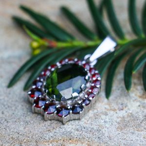 MILLA, SILVER PENDANT, MOLDAVITE, GARNET - MOLDAVITES, CZECH{% if kategorie.adresa_nazvy[0] != zbozi.kategorie.nazev %} - SILVER JEWELLERY{% endif %}