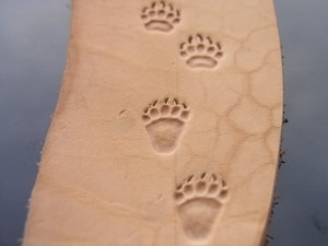 GRIZZLY BEAR TRACK, LEATHER STAMP - LEATHER STAMPS{% if kategorie.adresa_nazvy[0] != zbozi.kategorie.nazev %} - LEATHER PRODUCTS{% endif %}