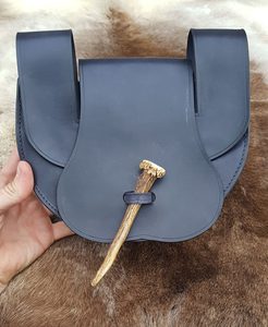 LEATHER BELT BAG WITH ANTLER, BLACK - TASCHEN{% if kategorie.adresa_nazvy[0] != zbozi.kategorie.nazev %} - LEDERPRODUKTE{% endif %}